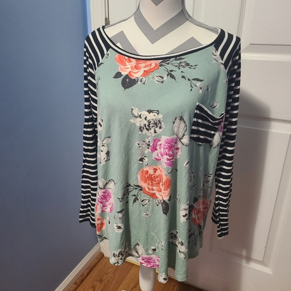 Mint Floral top with striped/floral contrast - Picture 2 of 3